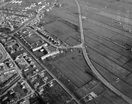 847546 Luchtfoto van de Baronieweg (de T19, de rondweg IJsselstein), uit het zuidwesten. Links de St.-Nicolaasbasiliek ...